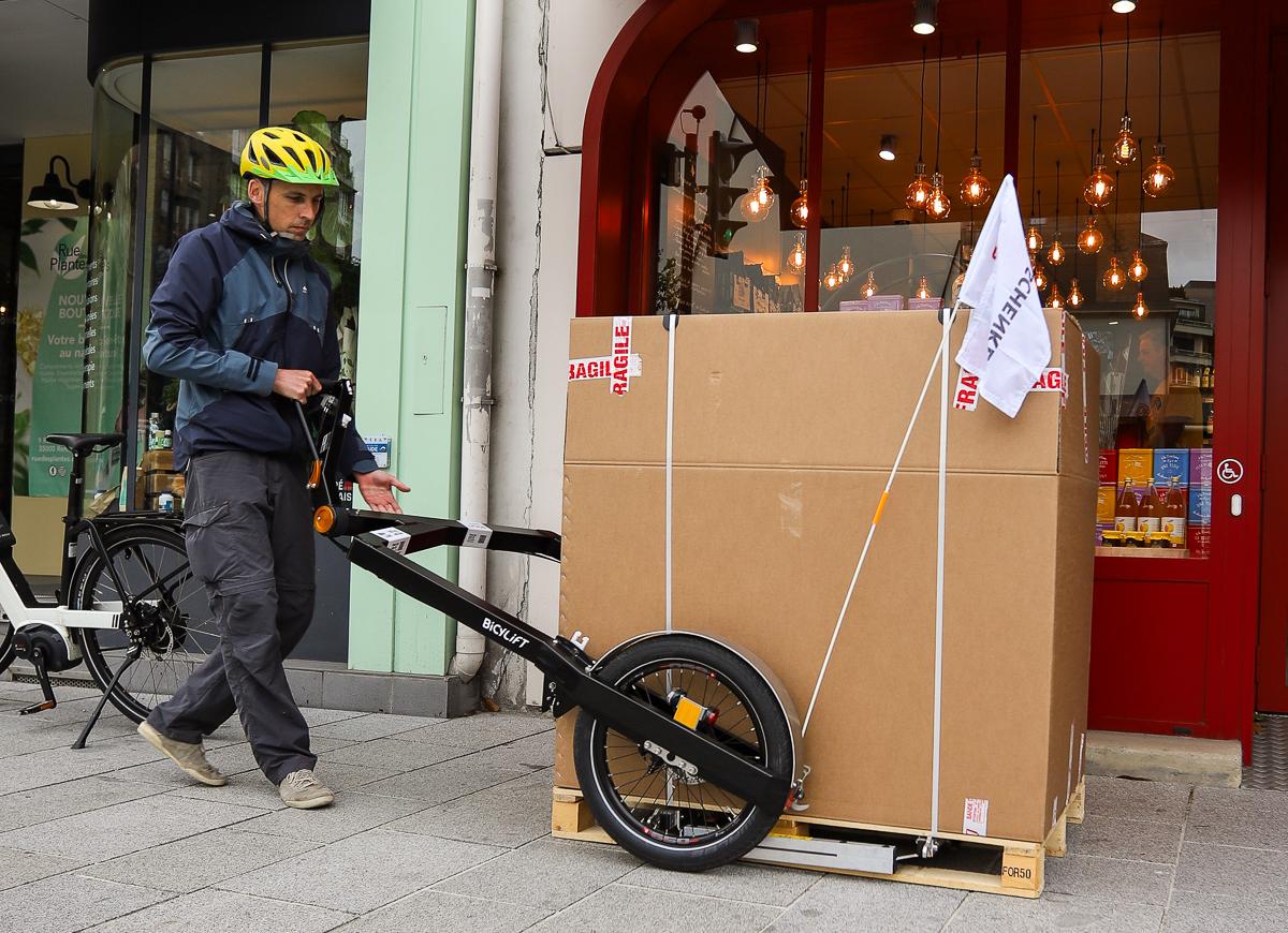 Levage d'une palette avec remorque pour vélo Bicylift