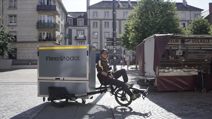 TricyLift équipé de Conteneur Colis Lift dans le marché en ville