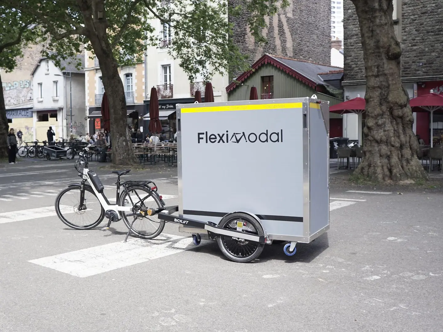 Conteneur Colis à l'arrêt tracté par la remorque BicyLift