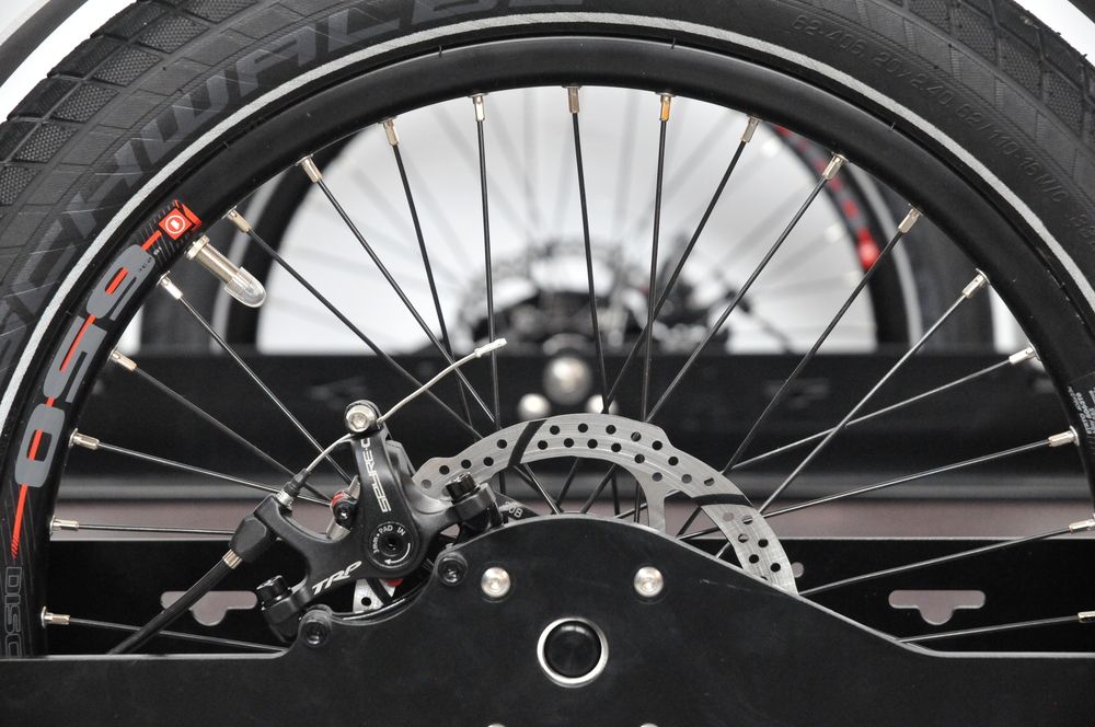 Runner's overrun brakes Bike trailer wheels with disc brakes mounted to the frame of the trailer