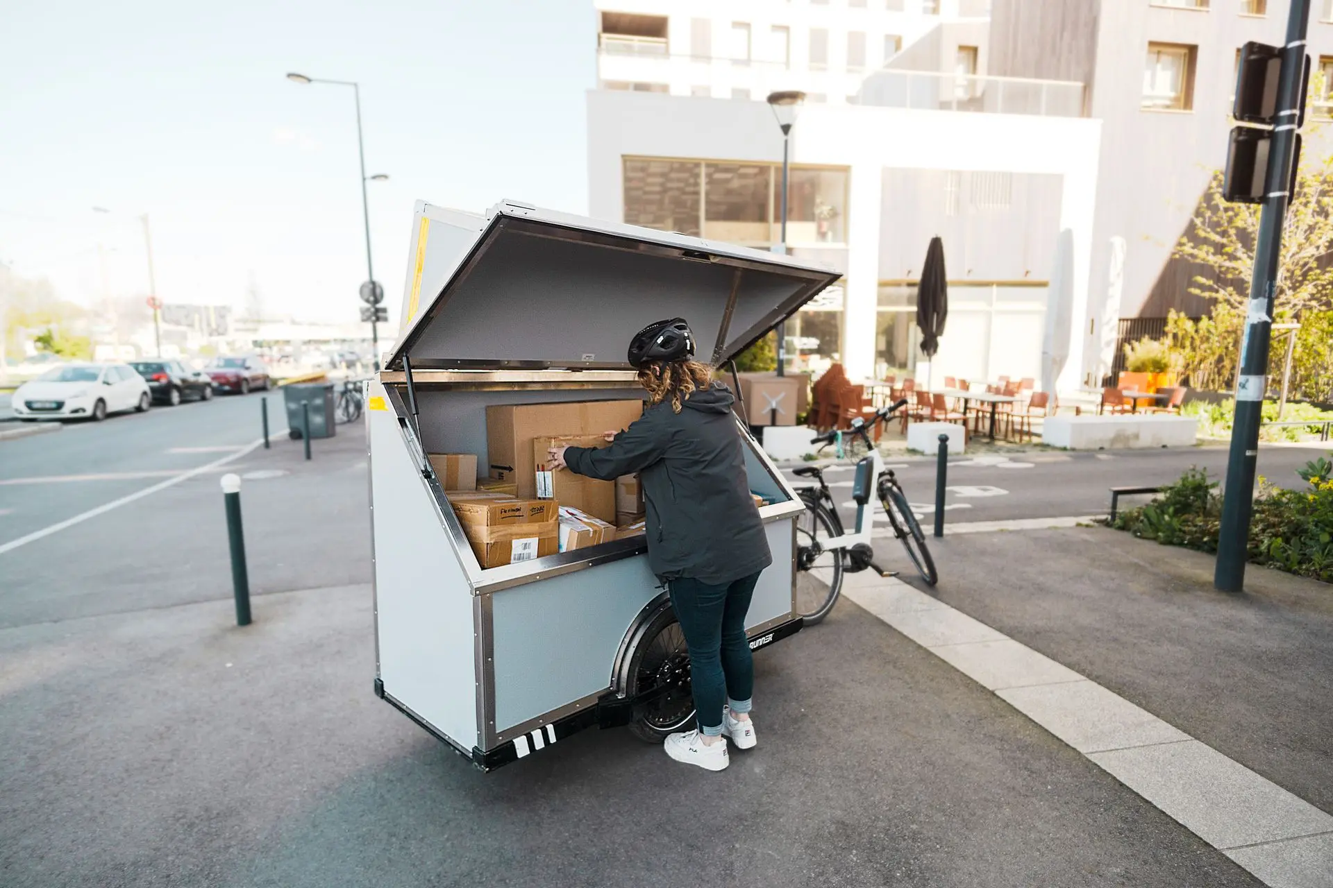 Remorque avec caisson colis