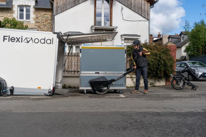 livraison en vélo avec hub mobile