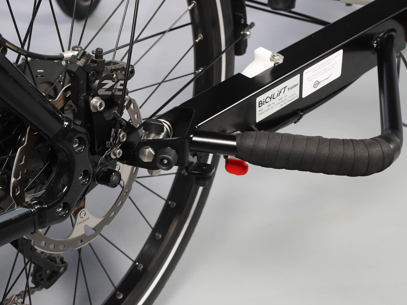 Remorque attelée au vélo pour illustrer les freinage à inertie