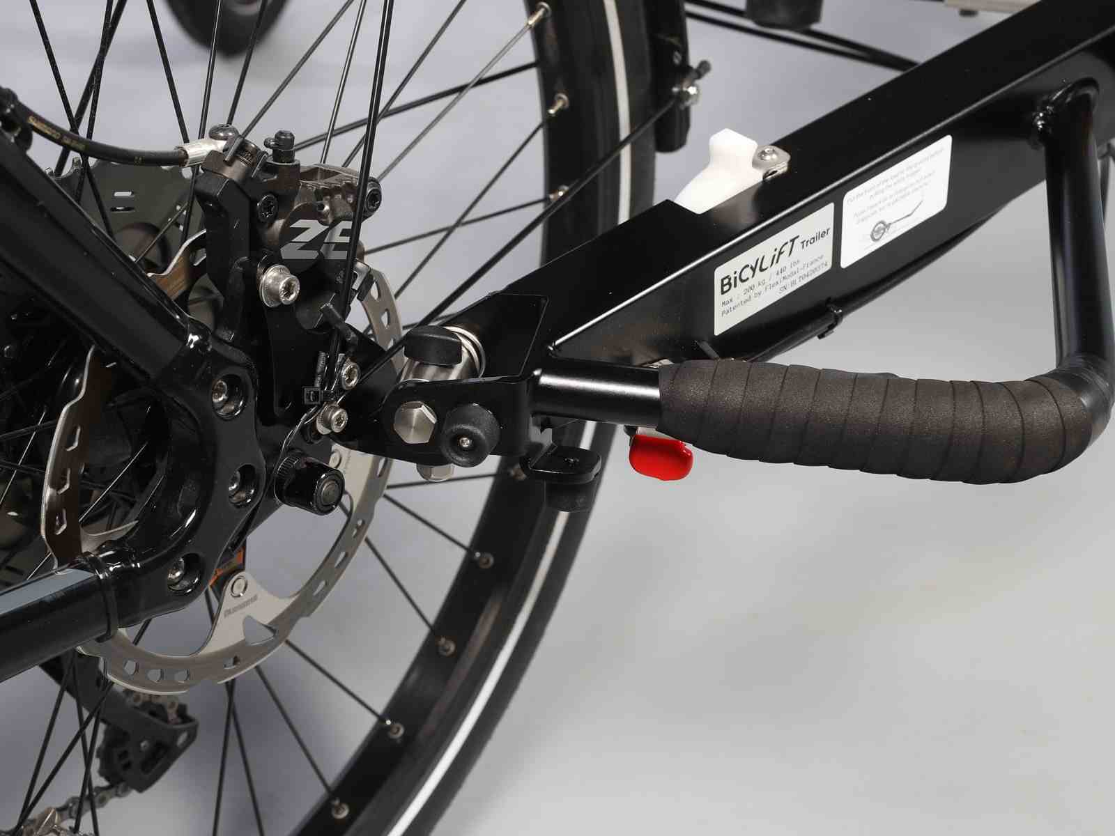 Drawbar with coupling of the XL BicyLift bike trailer fixed to the frame of a bicycle