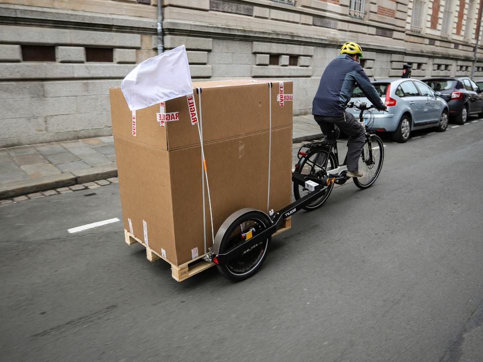 Coursier transportant une palette avec une remorque pour vélo BicyLift