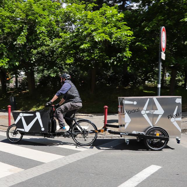 Plombier tractant la WorkBox avec la remorque pour vélo BicyLift