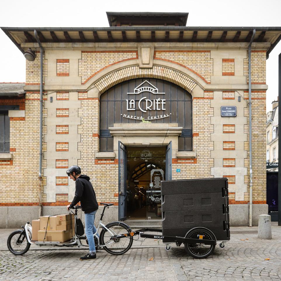 Conteneur Isotherme Roll O'City sur la remorque pour vélos BicyLift utilisé pour la livraison urbaine de produits frais
