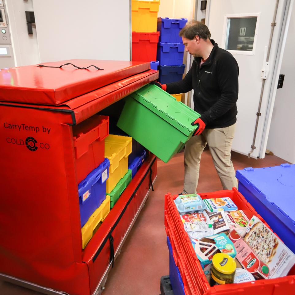 Loading of a XL9 Isothermal Container with standard crates
