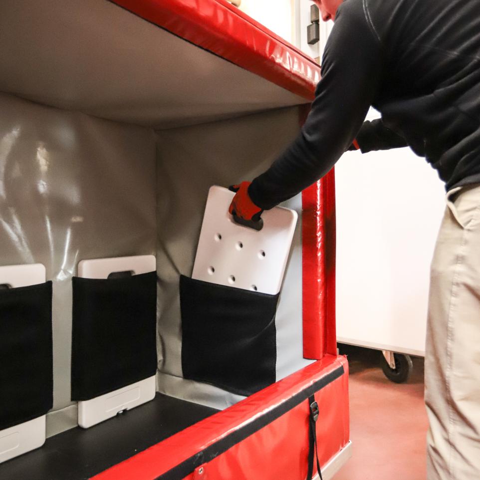 Insertion of eutectic plates in the XL9 Isothermal Container