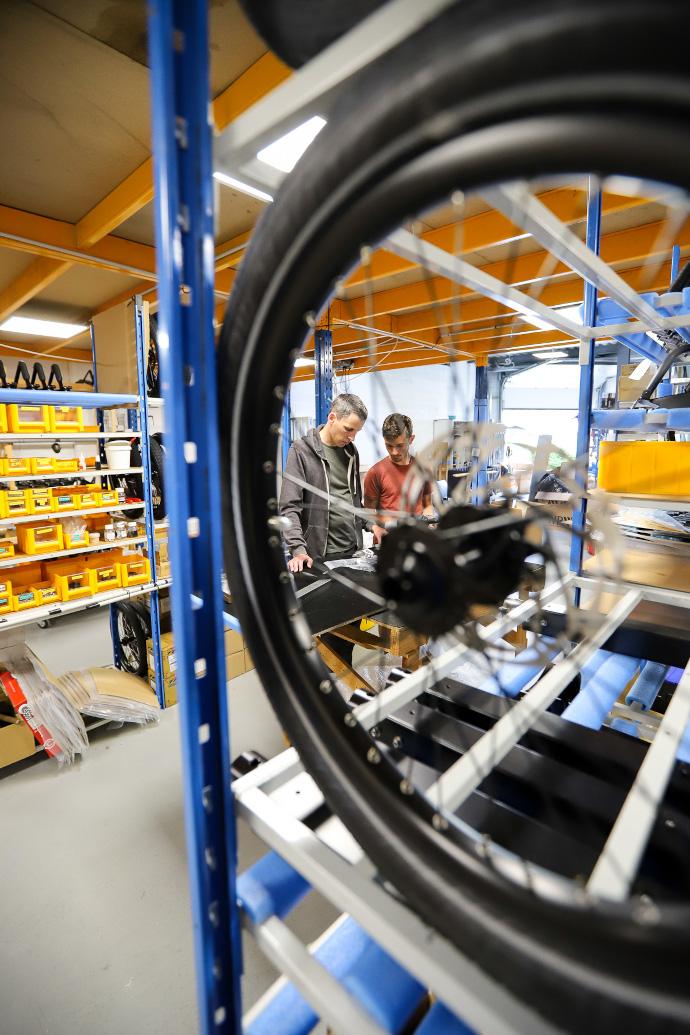 Deux personnes travaillant dans l'atelier de FlexiModal