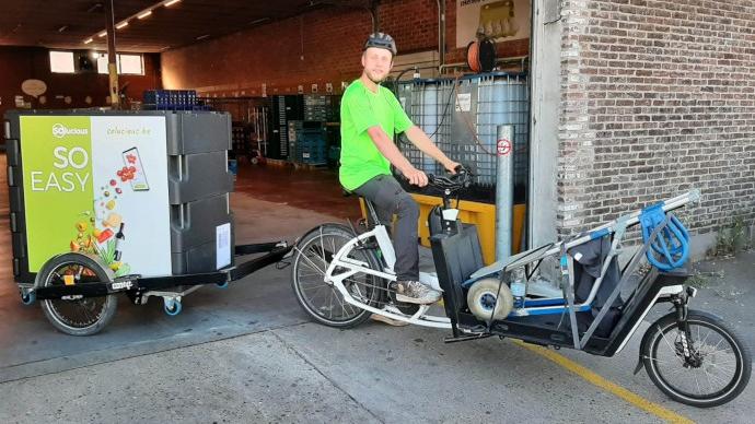 Conteneur isotherme ROLL O'CITY attelé à une remorque BicyLift en ville