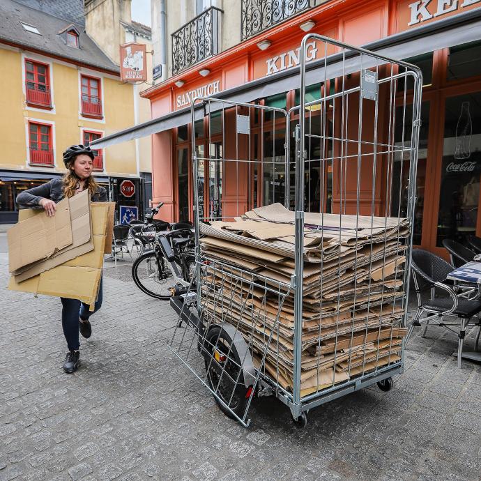 Fourche utilisée avec un roll pour une activité de ramassage de déchets en ville