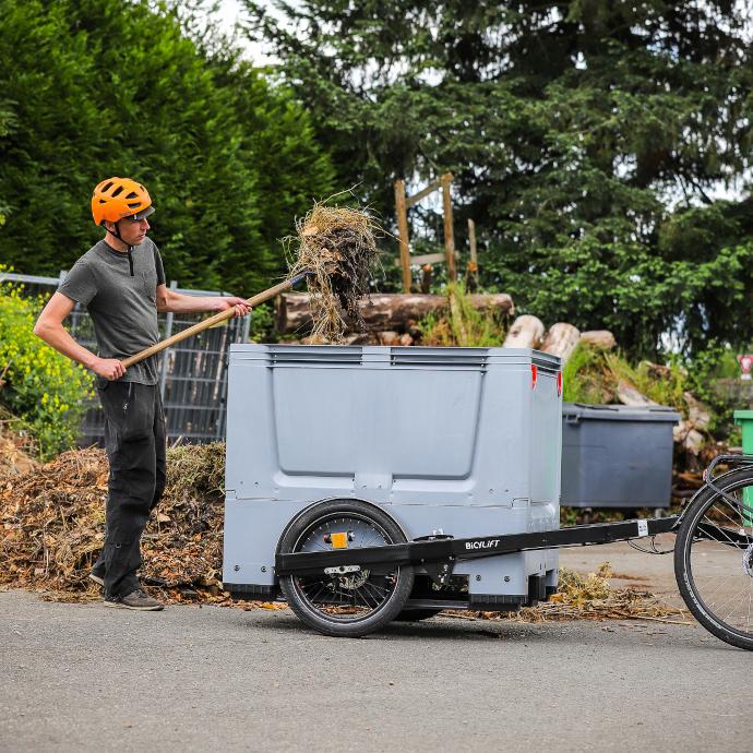 Fork combined with a pallet box for transporting plants with a bicycle