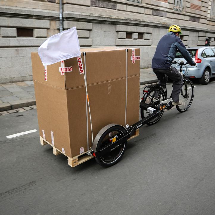 Bike courier transporting a pallet on the BicyLift bicycle trailer