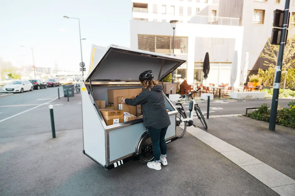 Livraison colis à vélo.webp