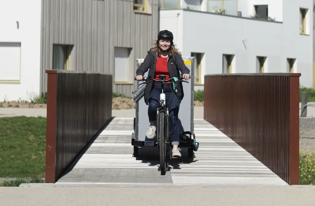 Caisson colis livraison urbaine décarbonée véhicule propre vélo.webp